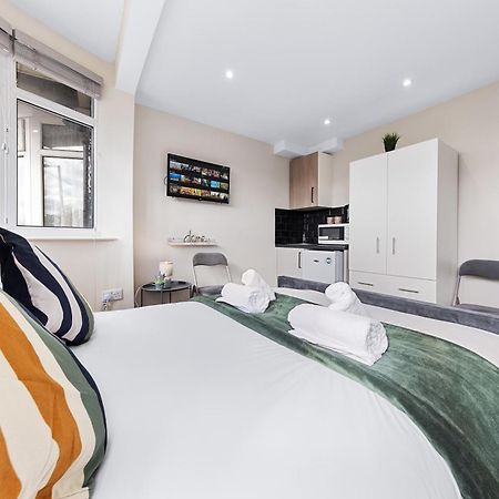 Serviced Ensuite Modern Studio - Sleeps 2 - Near Wembley Stadium - Good Transport Link To Central London - Harrow Ha3 Hatch End Екстер'єр фото