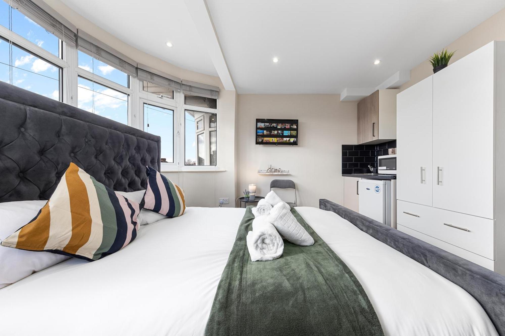 Serviced Ensuite Modern Studio - Sleeps 2 - Near Wembley Stadium - Good Transport Link To Central London - Harrow Ha3 Hatch End Екстер'єр фото